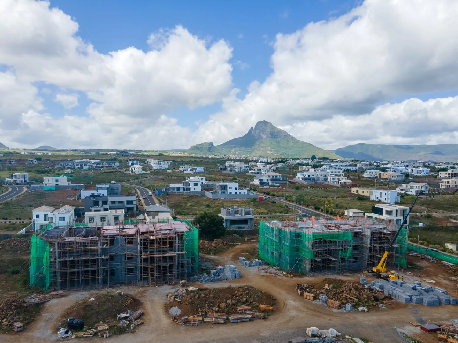 The Anna City site with both blocks at full height, the surrounding neighbourhood and the mountains beyond